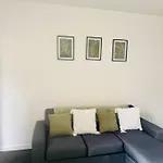 Stylish Home - Near Nottingham City Centre, Qmc, Motorpoint Arena & Train Station - Sleeps 8
