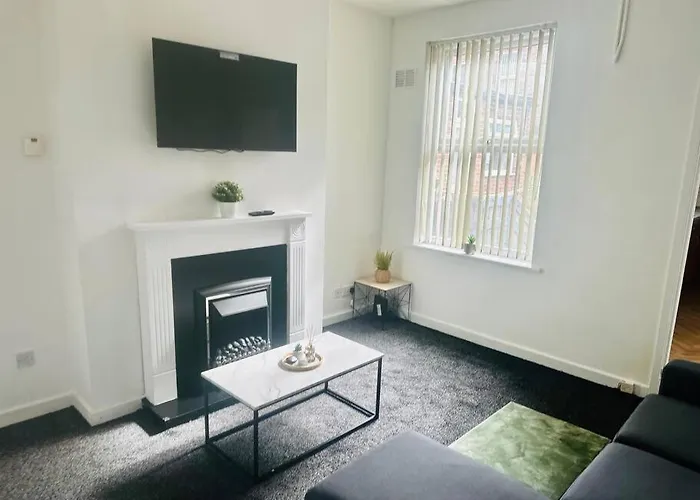 Stylish Home - Near Nottingham City Centre, Qmc, Motorpoint Arena & Train Station - Sleeps 8