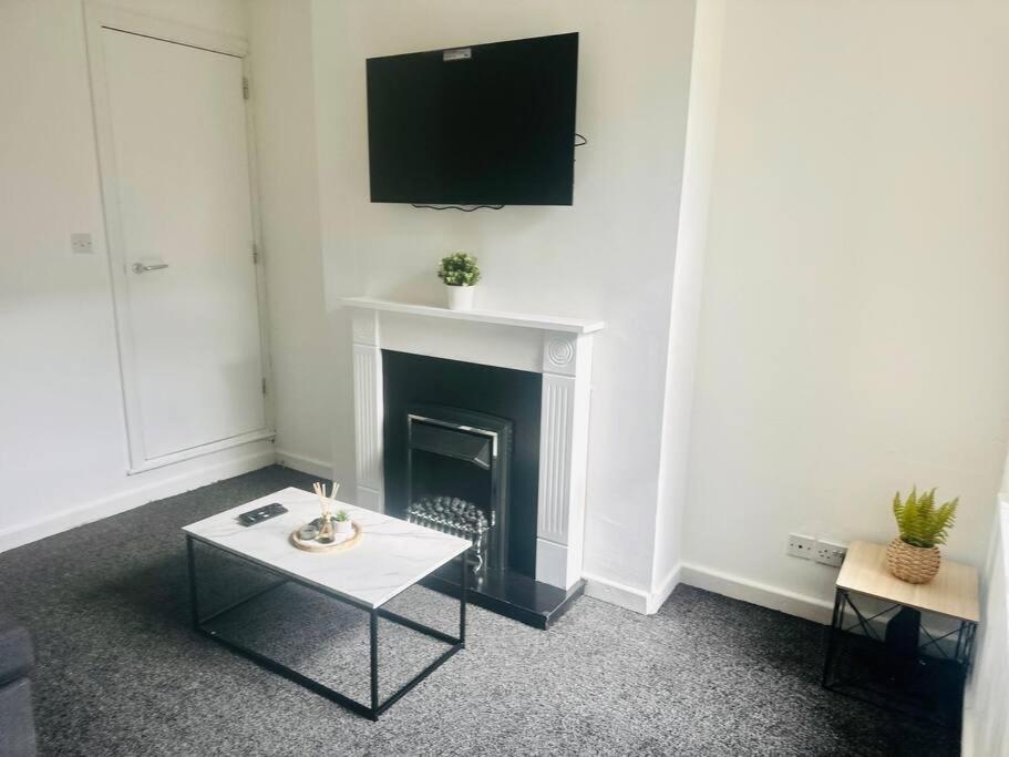 Modern - Near Centre, Qmc, Motorpoint Arena & Train Station - Sleeps 8 *