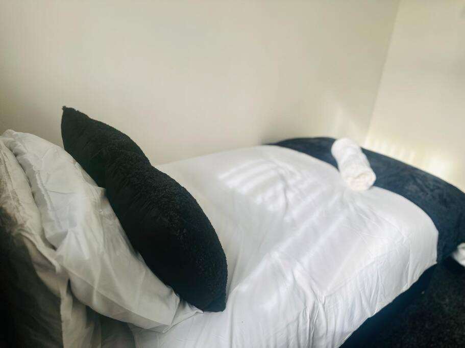 Modern - Near Centre, Qmc, Motorpoint Arena & Train Station - Sleeps 8 Apartment