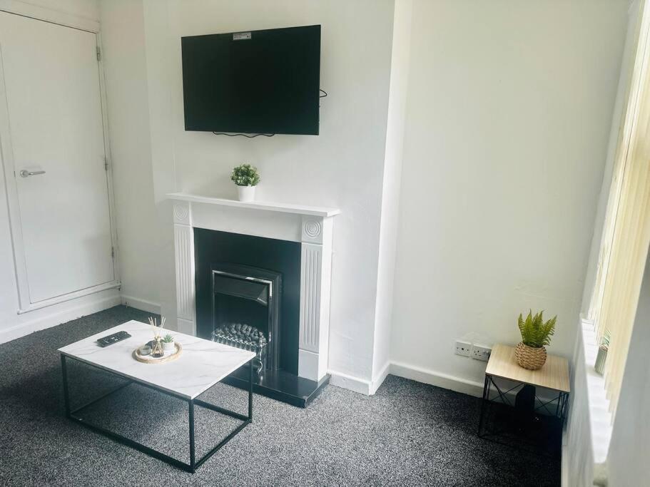 Apartment Modern - Near Centre, Qmc, Motorpoint Arena & Train Station - Sleeps 8 *