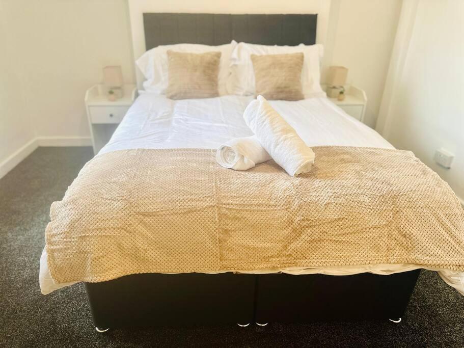 Modern - Near Centre, Qmc, Motorpoint Arena & Train Station - Sleeps 8 *