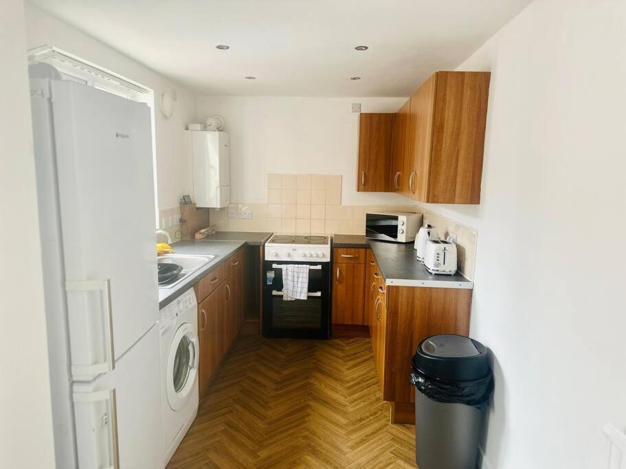 Modern - Near Centre, Qmc, Motorpoint Arena & Train Station - Sleeps 8 Apartment