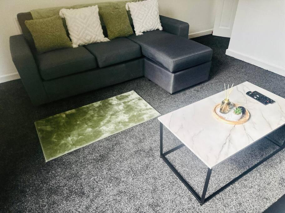 Apartment Modern - Near Centre, Qmc, Motorpoint Arena & Train Station - Sleeps 8