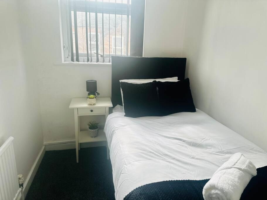 Apartment Modern - Near Centre, Qmc, Motorpoint Arena & Train Station - Sleeps 8 *