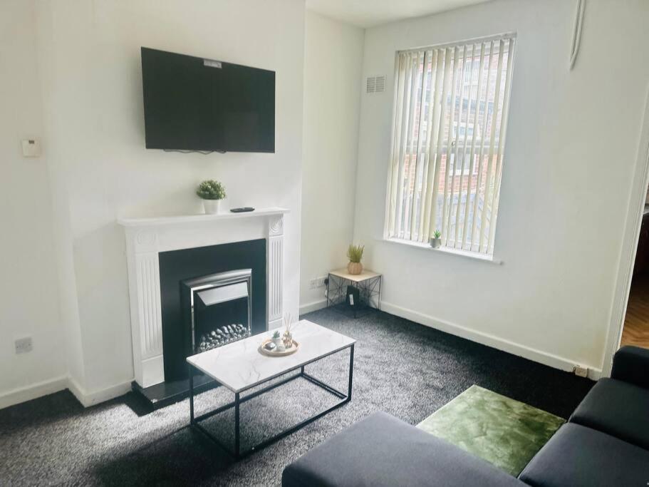 Modern - Near Centre, Qmc, Motorpoint Arena & Train Station - Sleeps 8 *