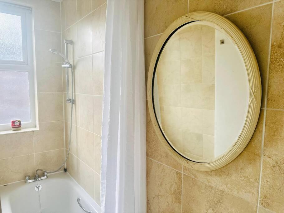 Apartment Modern - Near Centre, Qmc, Motorpoint Arena & Train Station - Sleeps 8